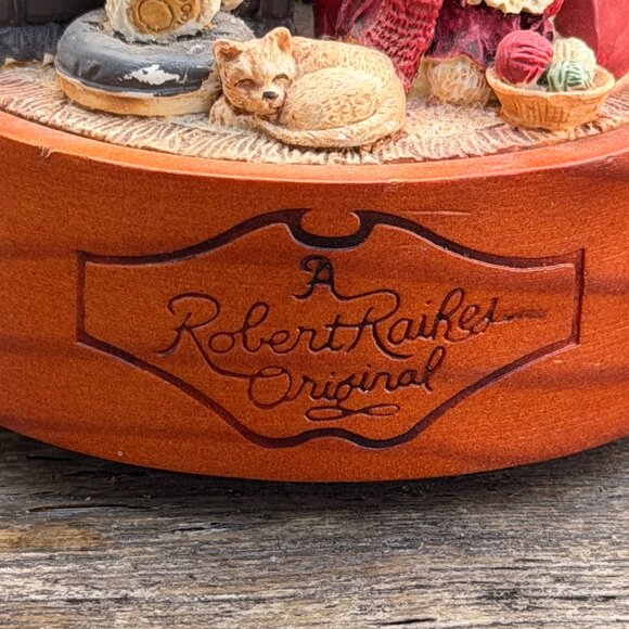 Robert Raikes Santa & Mrs Claus Bears Music Box Plays Here Comes Santa Claus Vtg - Picture 2 of 13